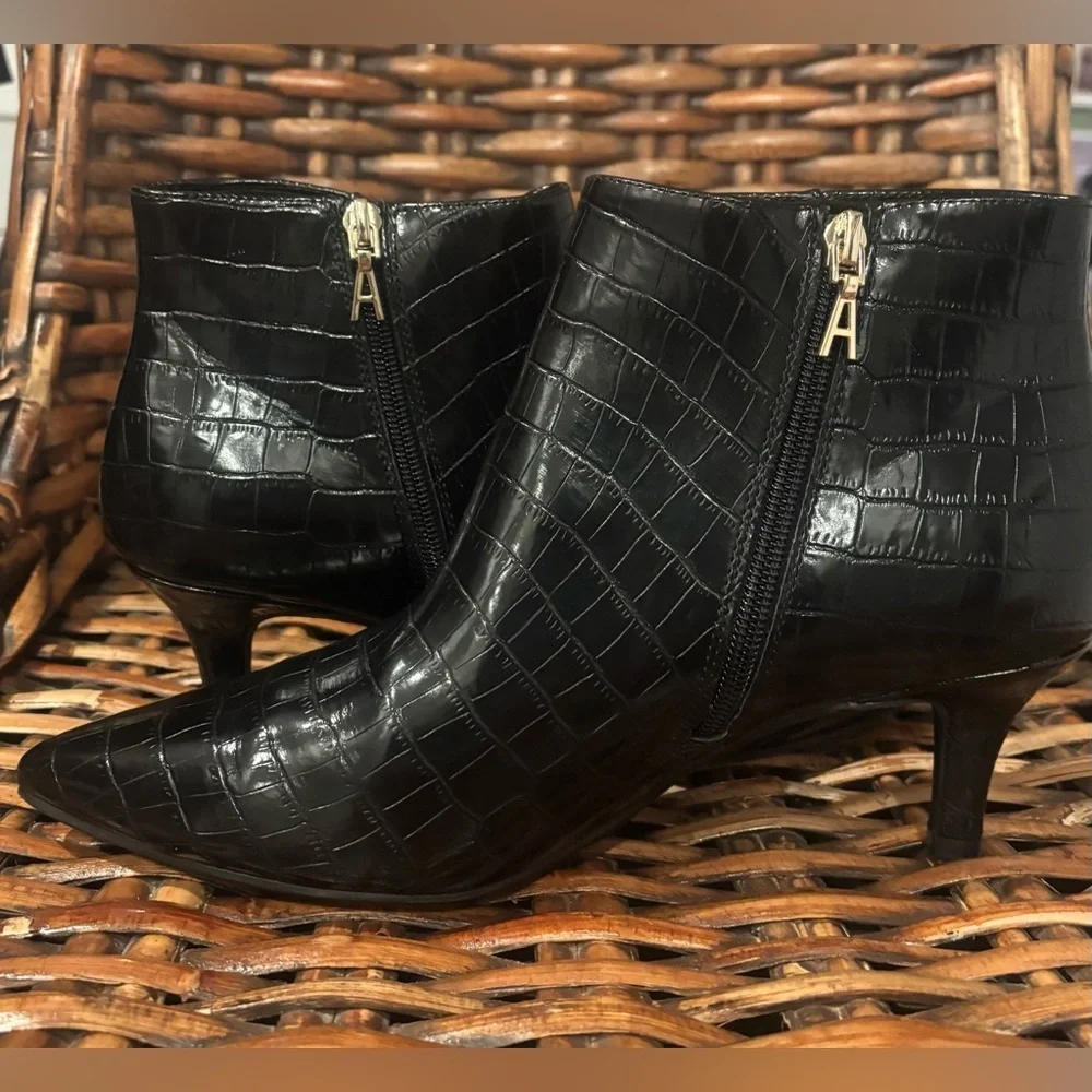 AEROSOLES Black Croc-Patterned Ankle Booties in size 9.5. Great condition !